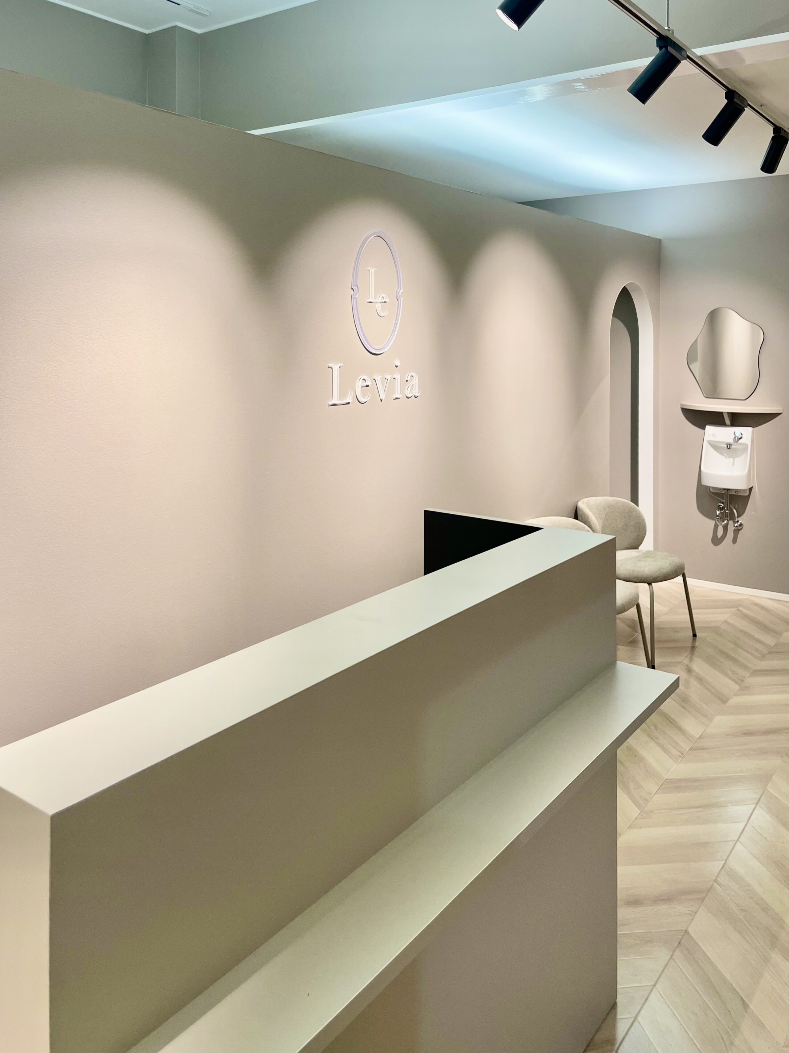 02. Levia_アイラッシュ_ネイルサロン_内装_サイン_受付_レセプション_施工事例