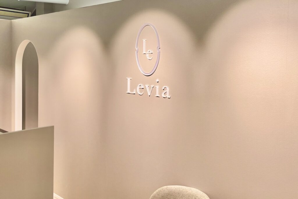 03.Levia_アイラッシュ_ネイルサロン_内装_サイン_受付_レセプション_施工事例