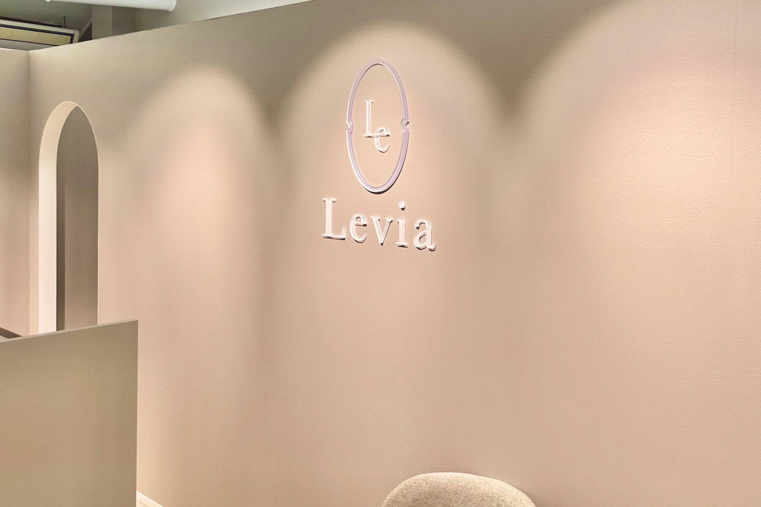 03.Levia_アイラッシュ_ネイルサロン_内装_サイン_受付_レセプション_施工事例