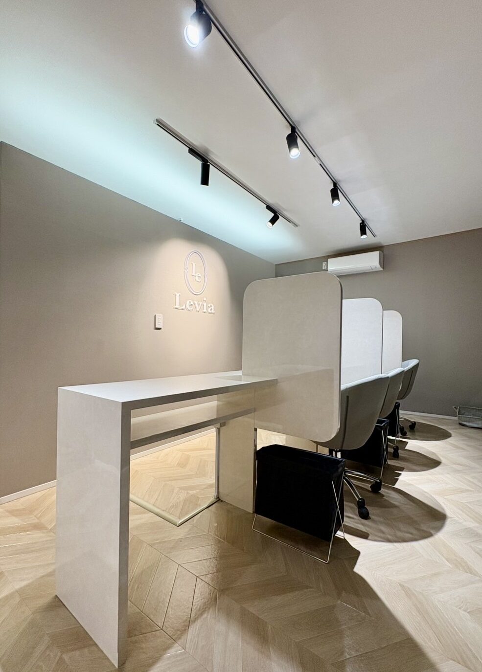 07.Levia_アイラッシュ_ネイルサロン_内装_サイン_施工事例